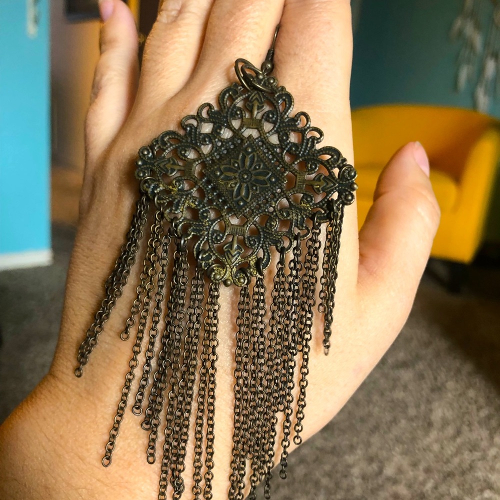 Beautiful antique style chandelier earrings.